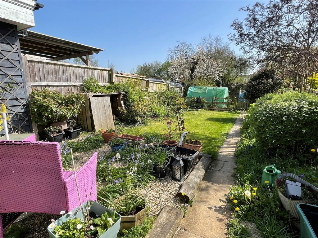 Property photo 3 of 8 Garden