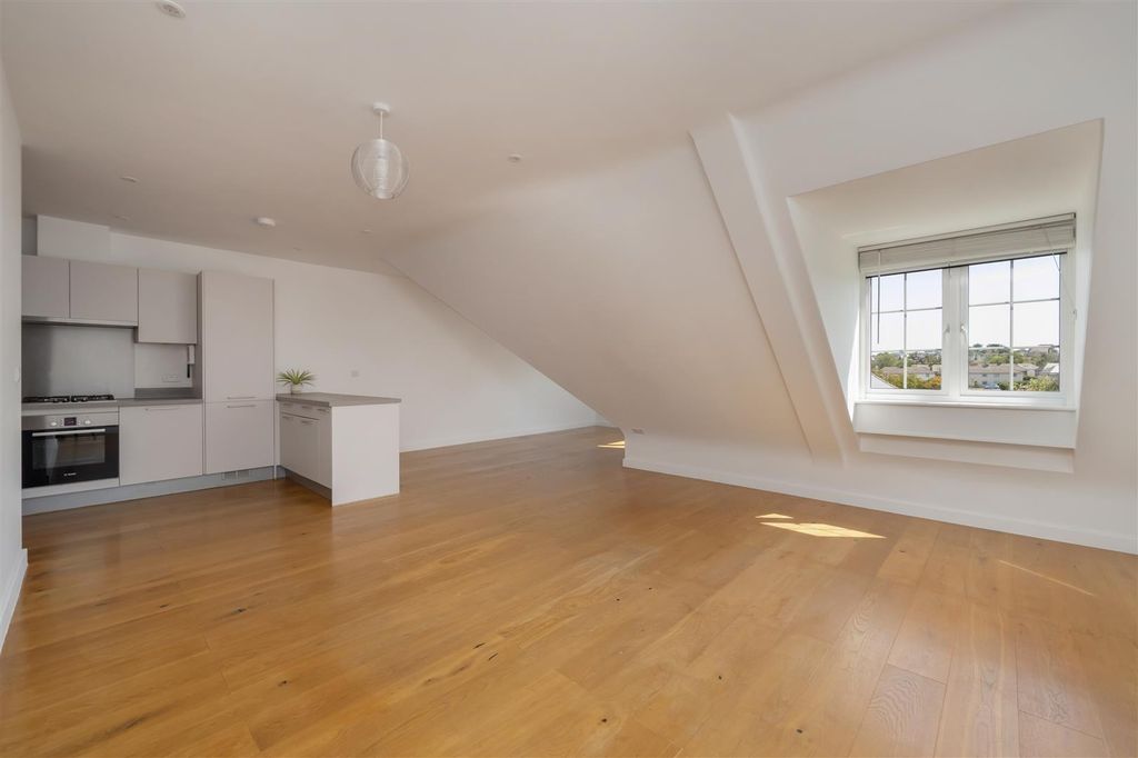 Property photo 2 of 18 Wheatley Road, Whitstable
