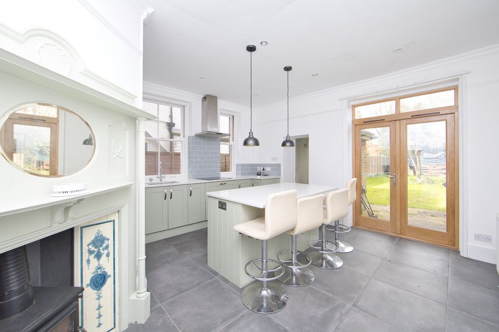 Property photo 3 of 17 Picture 3