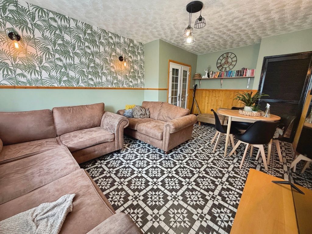 Property photo 3 of 11 Lounge