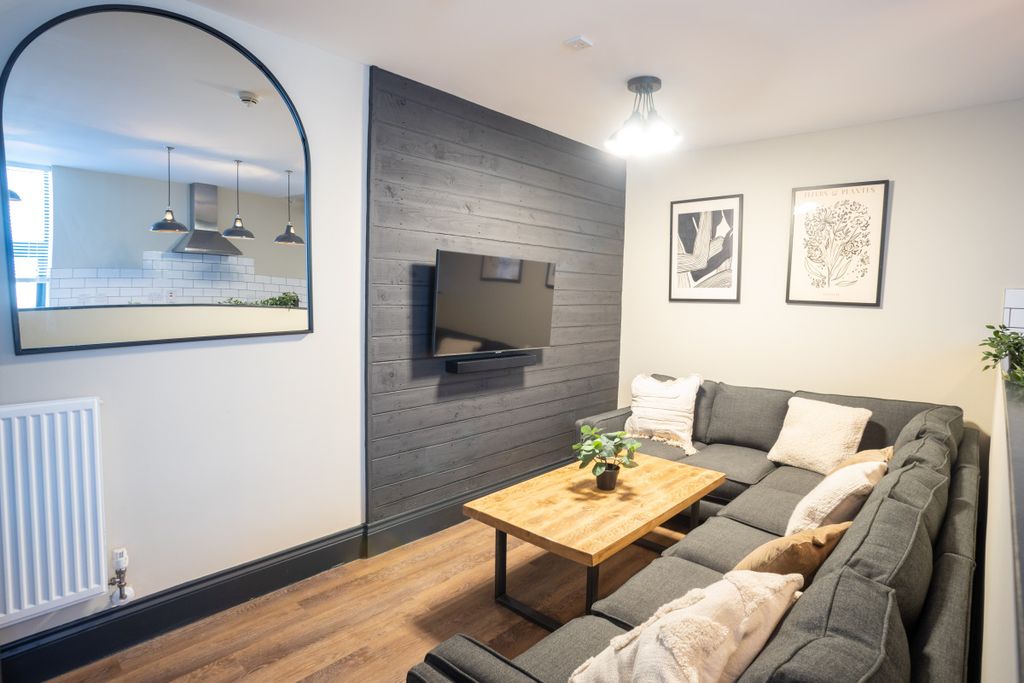 Property photo 3 of 8 Flat W, Hosiery, Living Room 2