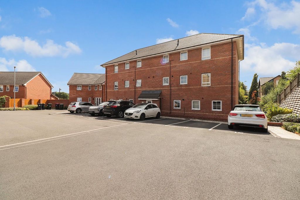 Property photo 1 of 10 Carpark