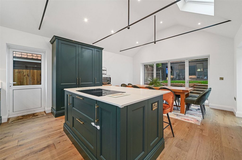 Property photo 3 of 33 Picture No. 15