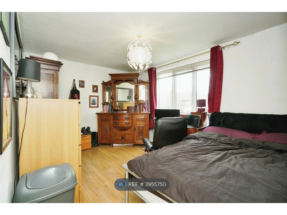 Property photo 3 of 27 Larger Double Bedroom