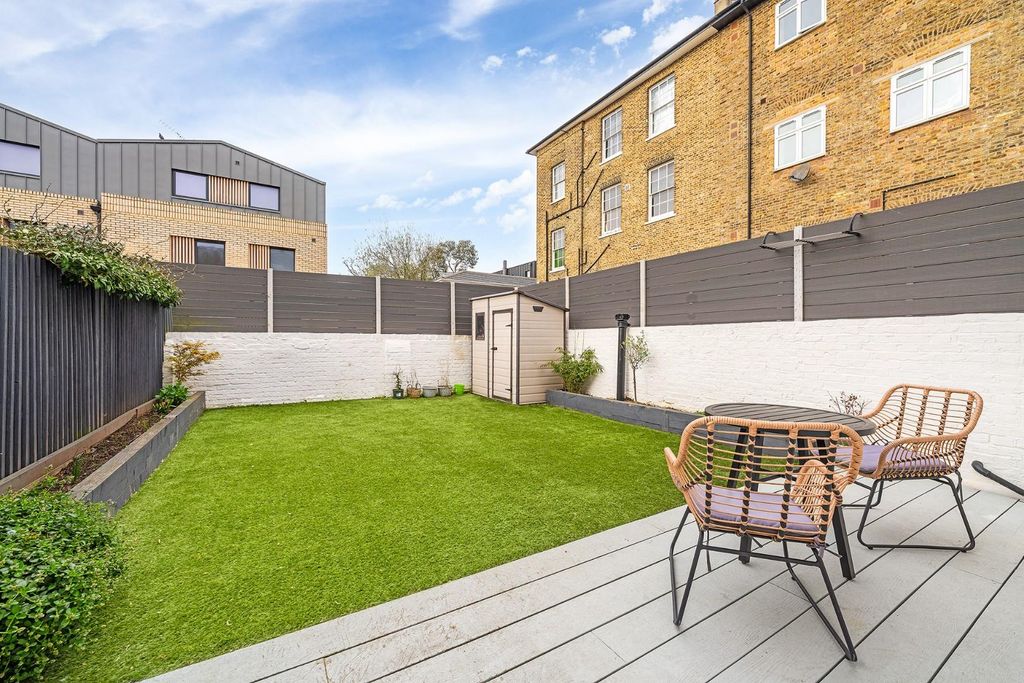 Property photo 2 of 18 Garden.Jpg