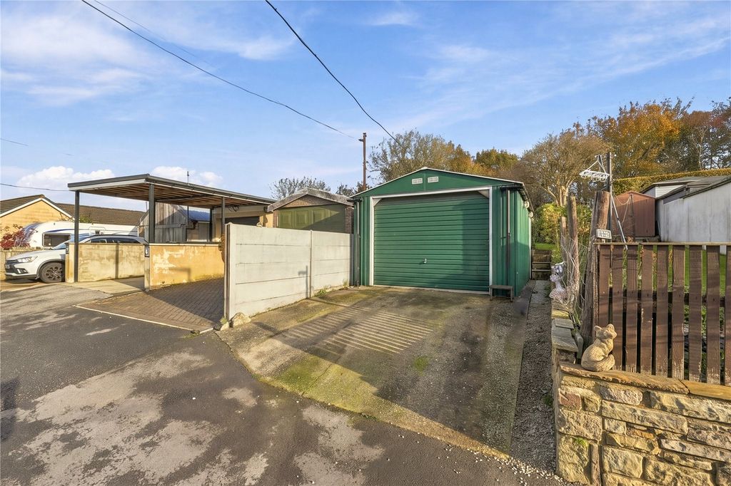 Property photo 3 of 24 Garage &amp; Parking