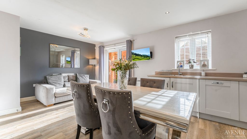 Property photo 3 of 28 4884093