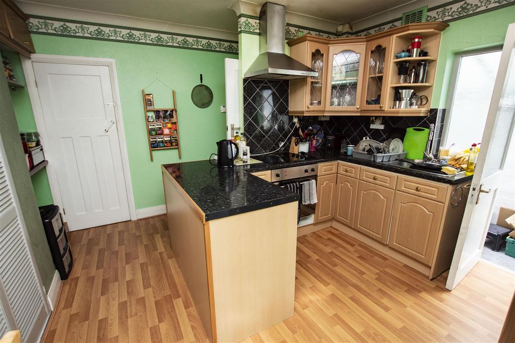 Property photo 2 of 8 Kitchen