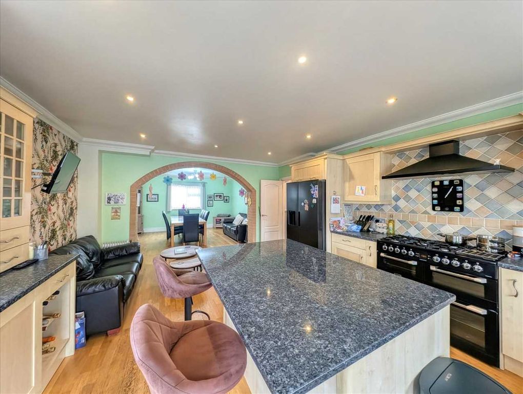 Property photo 3 of 24 Kitchen / Diner