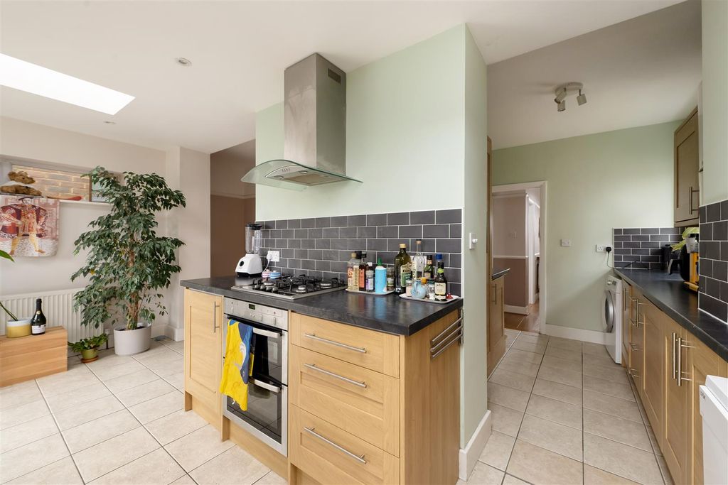 Property photo 2 of 18 Douglas Avenue, Whitstable