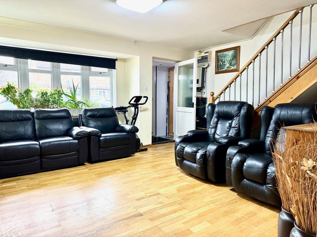 Property photo 2 of 17 Lounge