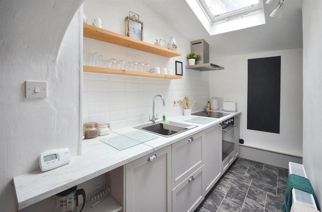 Property photo 3 of 9 Kitchen