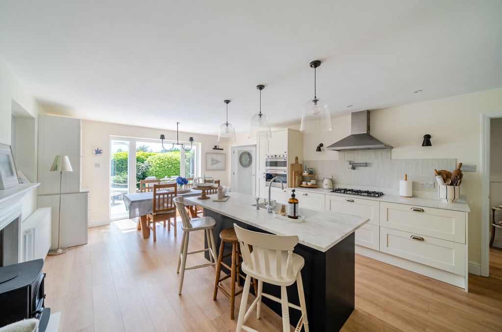 Property photo 2 of 38 1484927-21-6A4Bed...