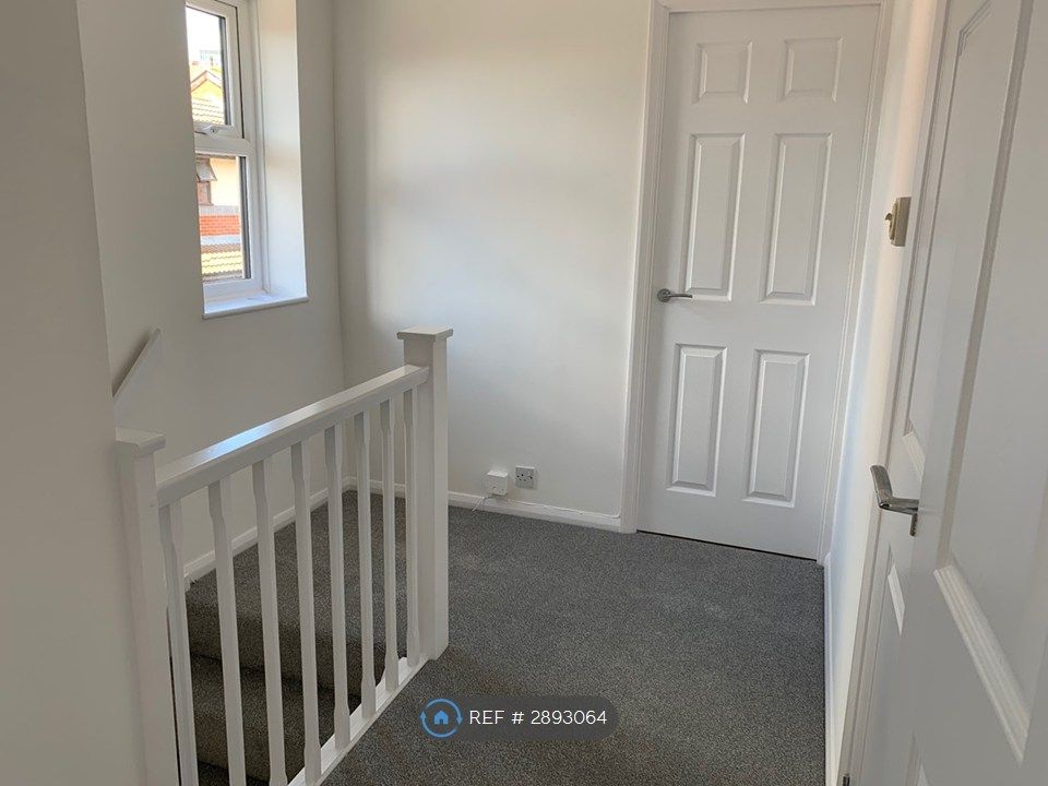 Property photo 3 of 21 Newly Decorated And Carpeted In Summer 2022