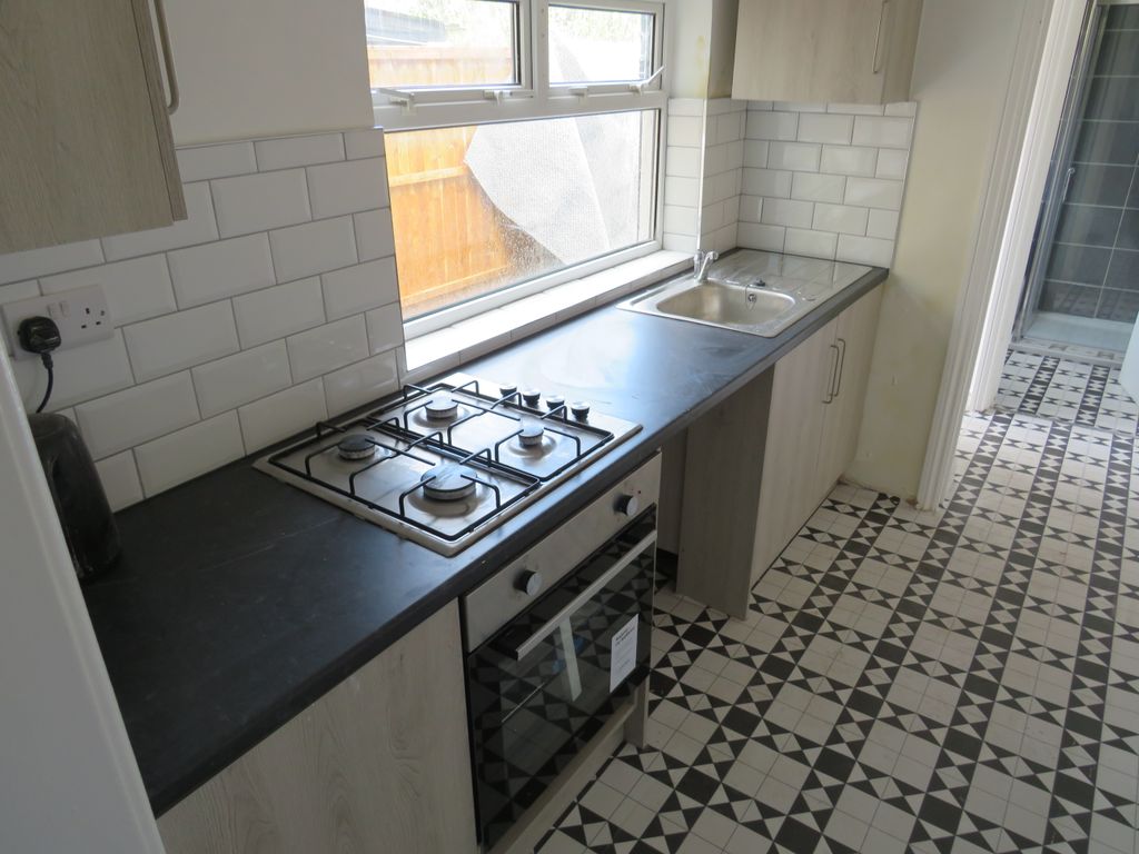 Property photo 3 of 8 Kitchen