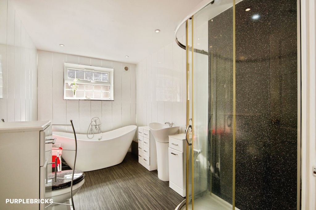 Property photo 3 of 22 Bathroom