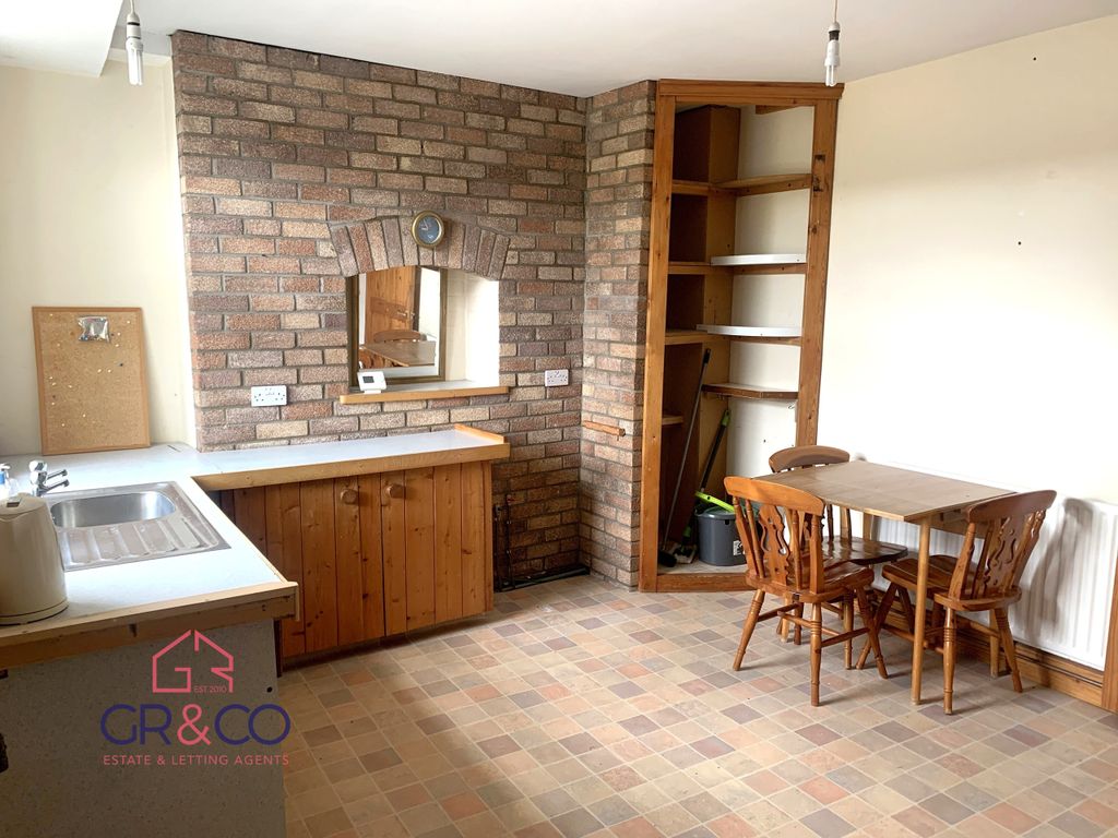 Property photo 3 of 17 Kitchen