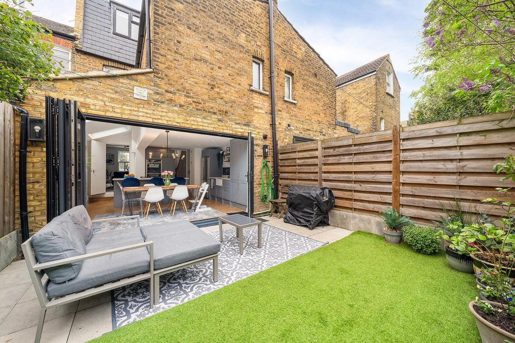 Property photo 2 of 22 Garden (2).Jpg