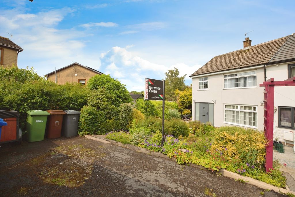 Property photo 2 of 17 Photo