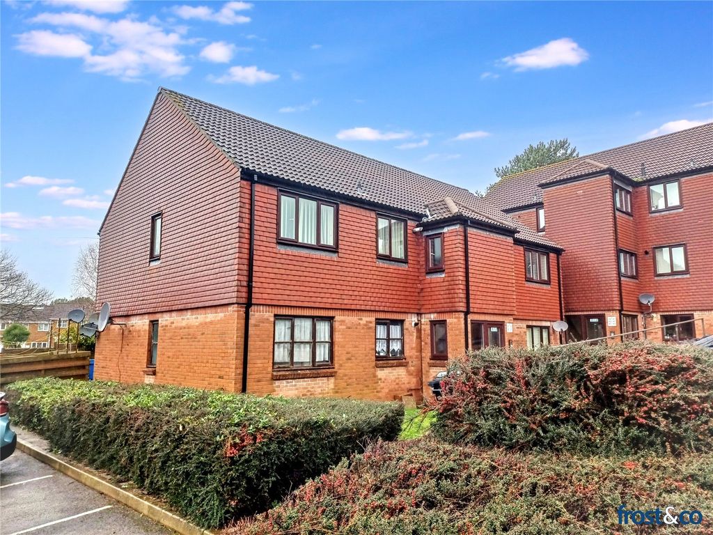 Property photo 1 of 8 Fernhill Close