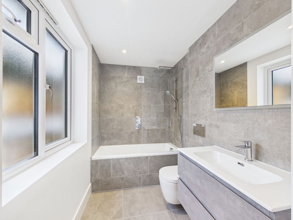 Property photo 2 of 15 Cam01354G0-Pr0641-Still009