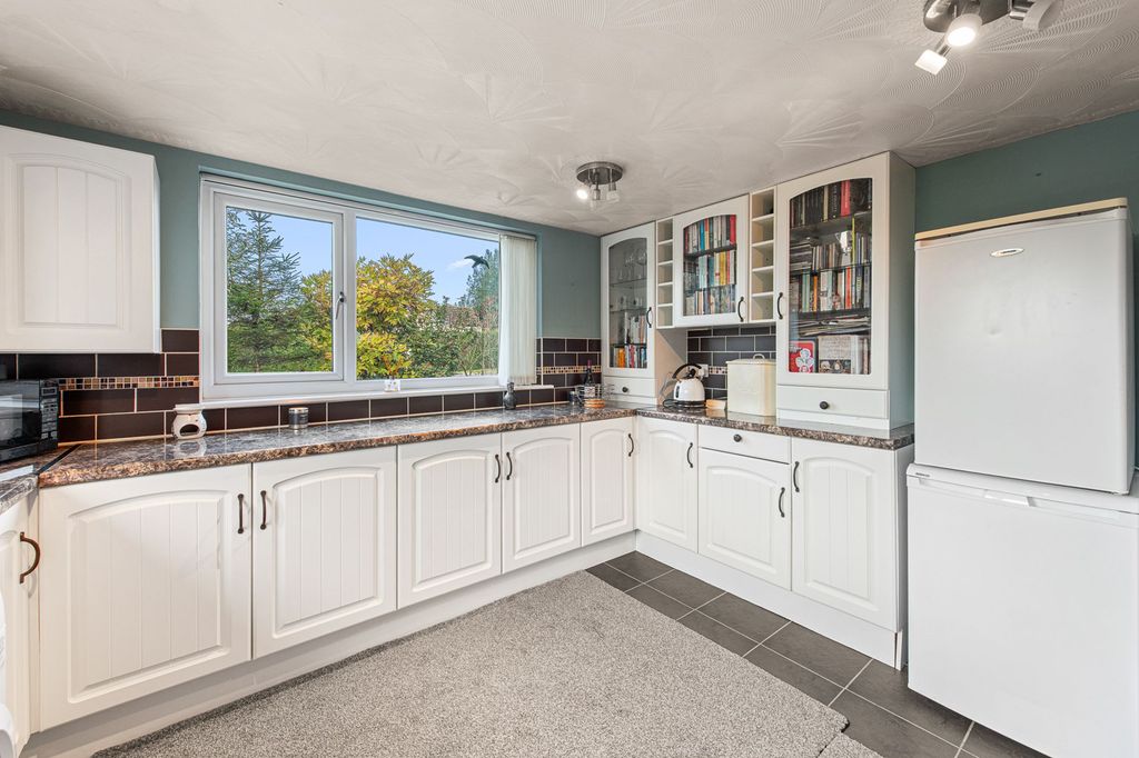 Property photo 2 of 27