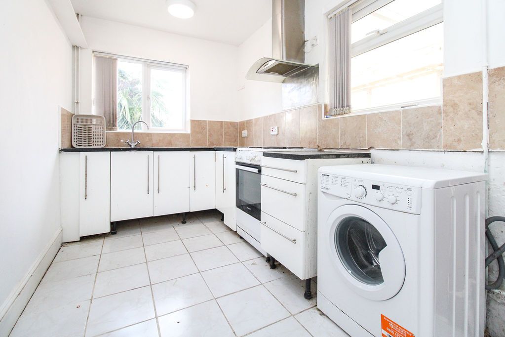 Property photo 3 of 11 Kitchen