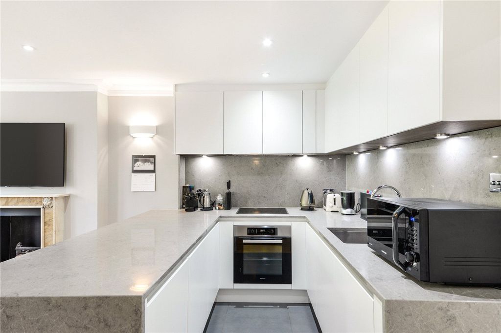 Property photo 3 of 11 Kitchen