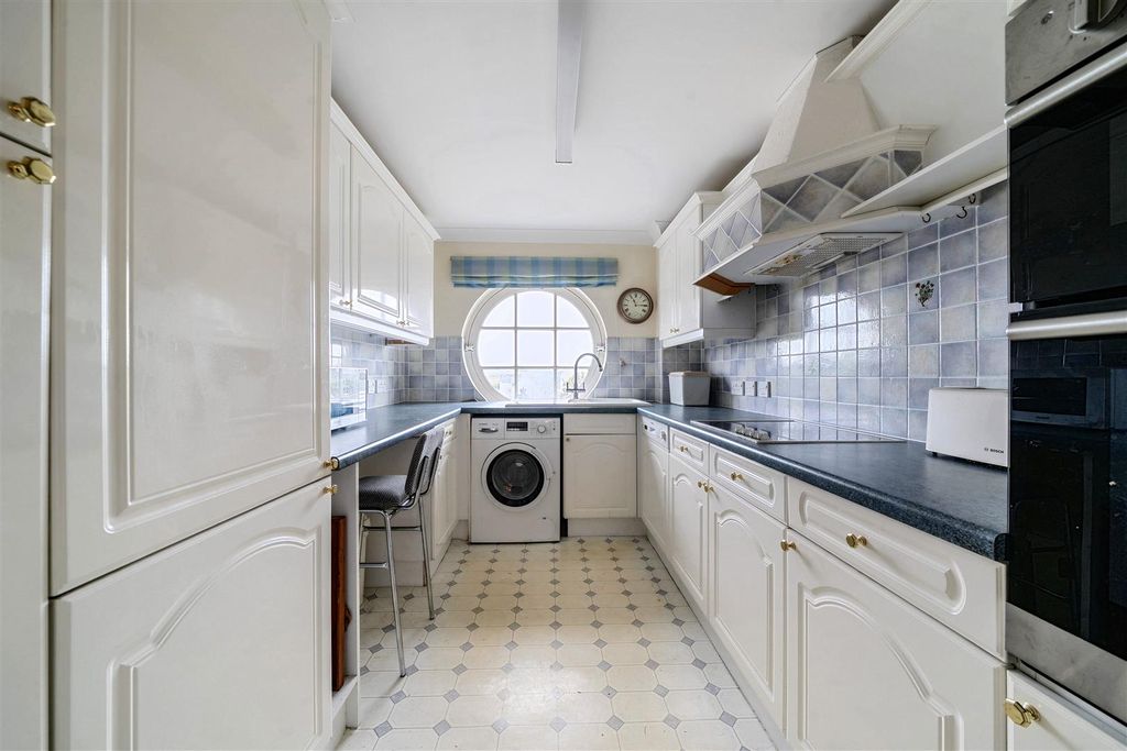 Property photo 3 of 18 Kitchen