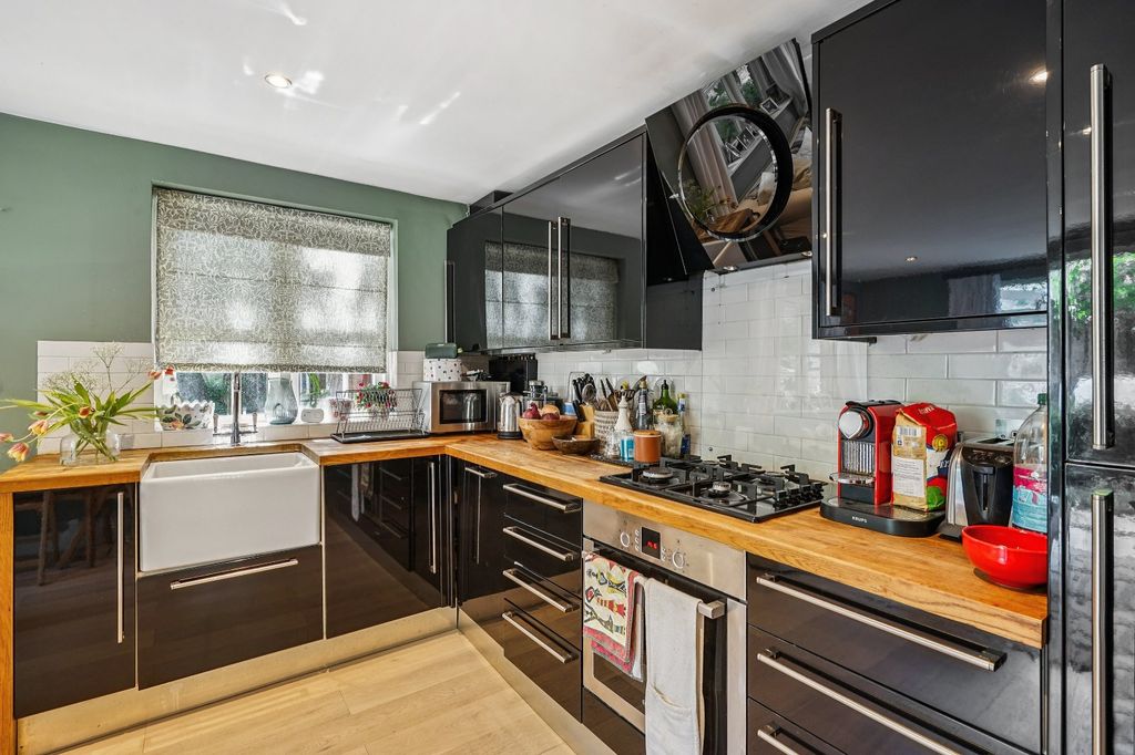 Property photo 3 of 10 Kitchen