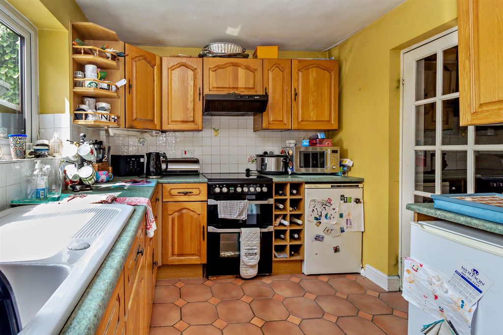 Property photo 2 of 18 Kitchen