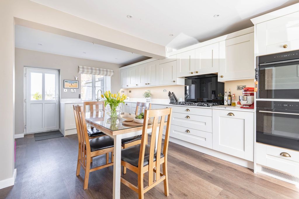 Property photo 3 of 27