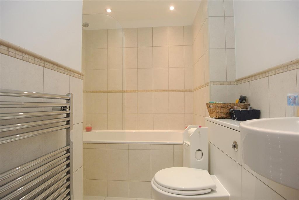 Property photo 1 of 7 Bathroom.Jpg
