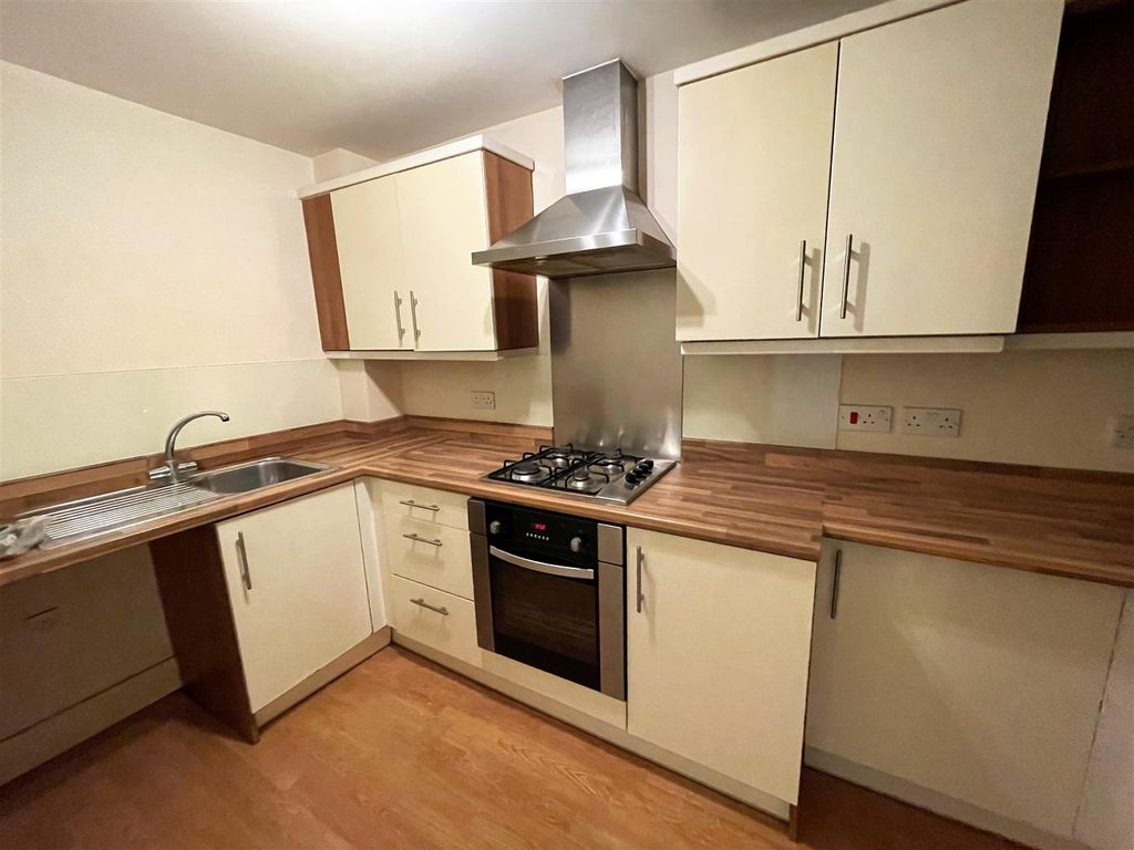 Property photo 2 of 7 Flat 8 Westway Apartments Kitchen.Jpg