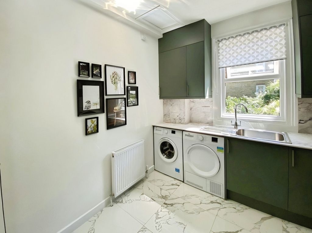 Property photo 2 of 6 Kitchen