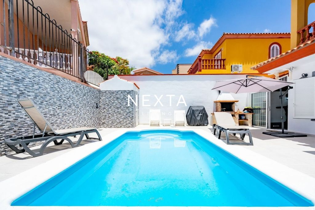 Property photo 1 of 48 Luxury Semi-Detached House In El Duque With Private Pool And Garage For 4 Cars