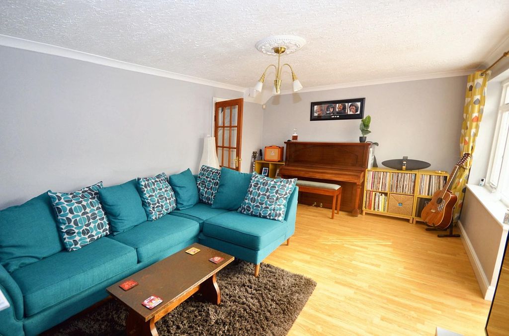 Property photo 3 of 17 Living Room