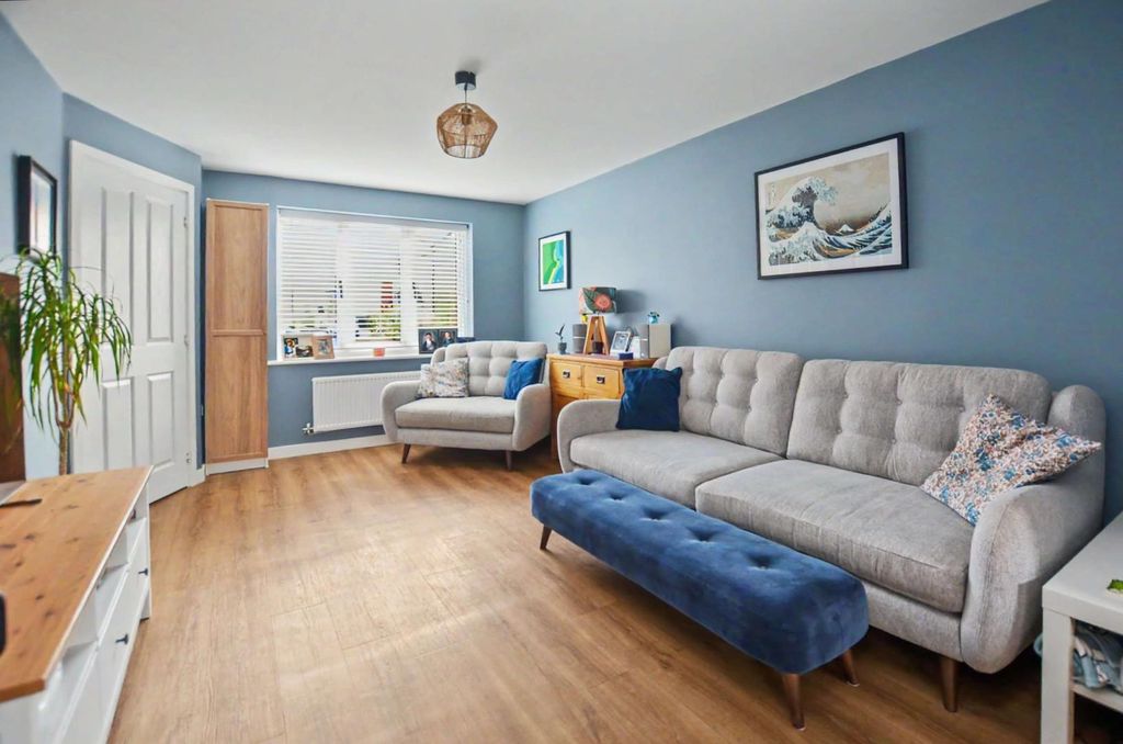 Property photo 3 of 19 Lounge