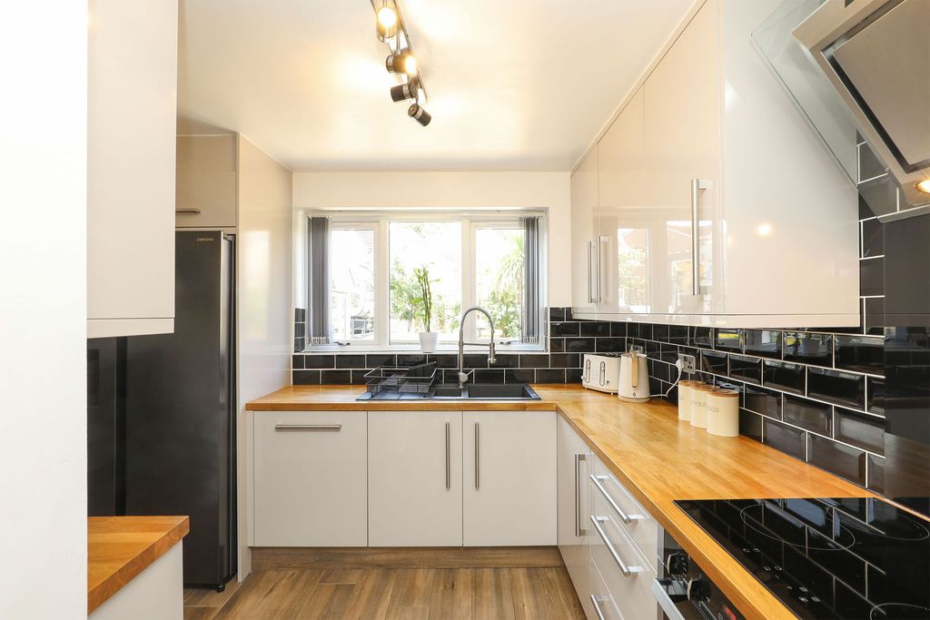 Property photo 2 of 33
