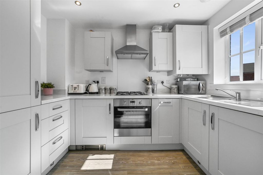 Property photo 2 of 11 Kitchen