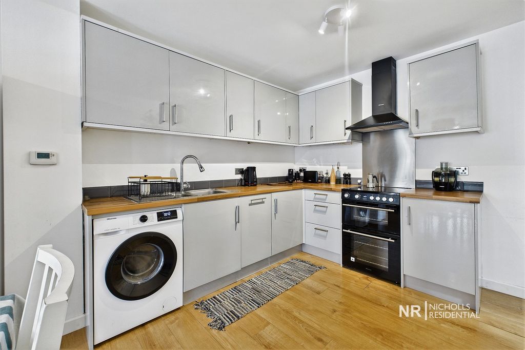 Property photo 3 of 16 Kitchen