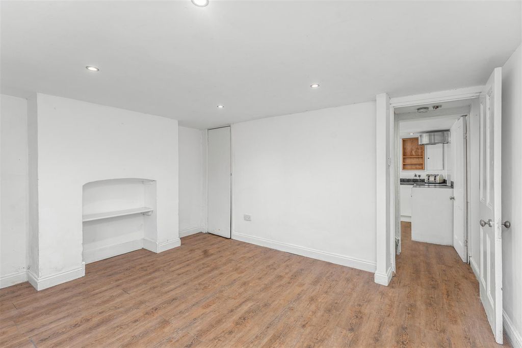 Property photo 3 of 11 68 Broughton Road, Banbury-6.Jpg