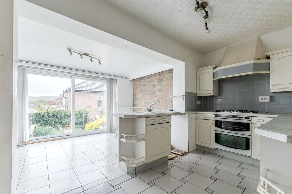 Property photo 3 of 12 Kitchen