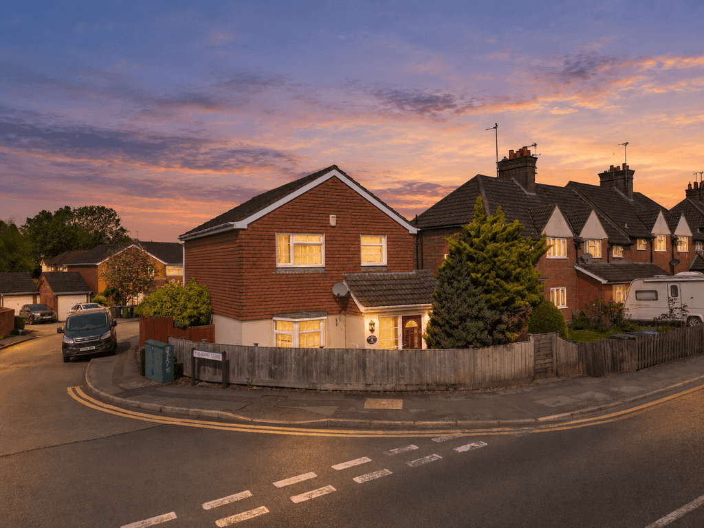 Property photo 1 of 22 Pheasant Close, Tring