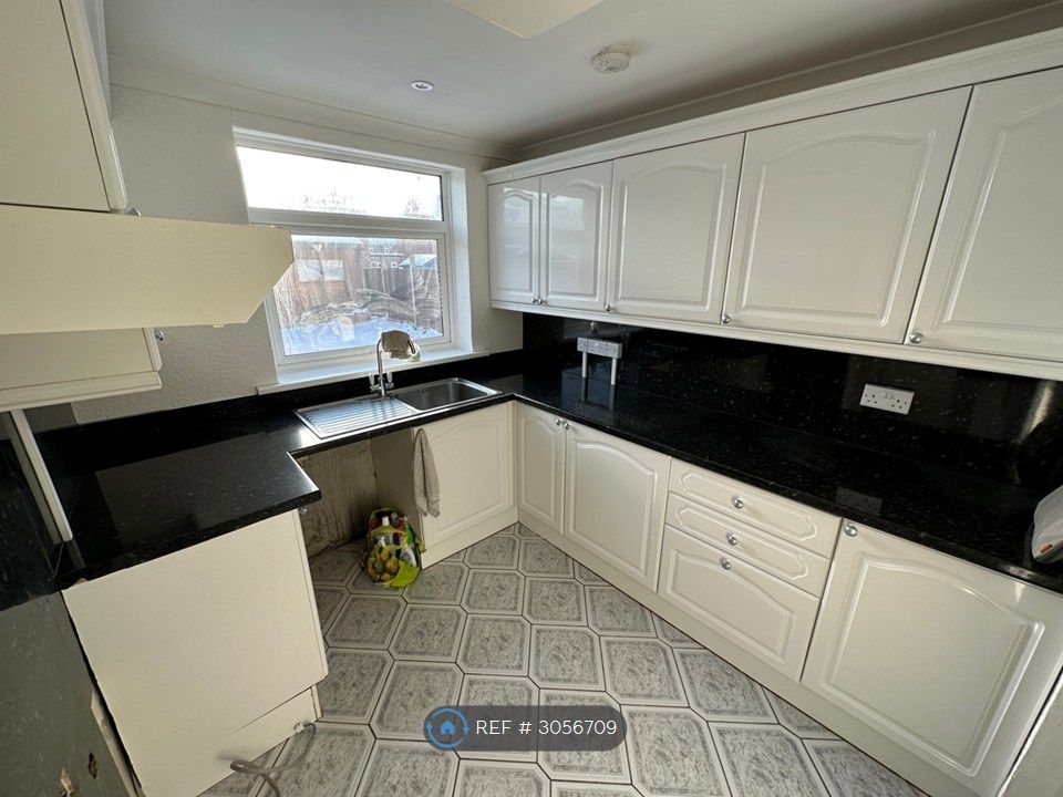 Property photo 3 of 13 Kitchen