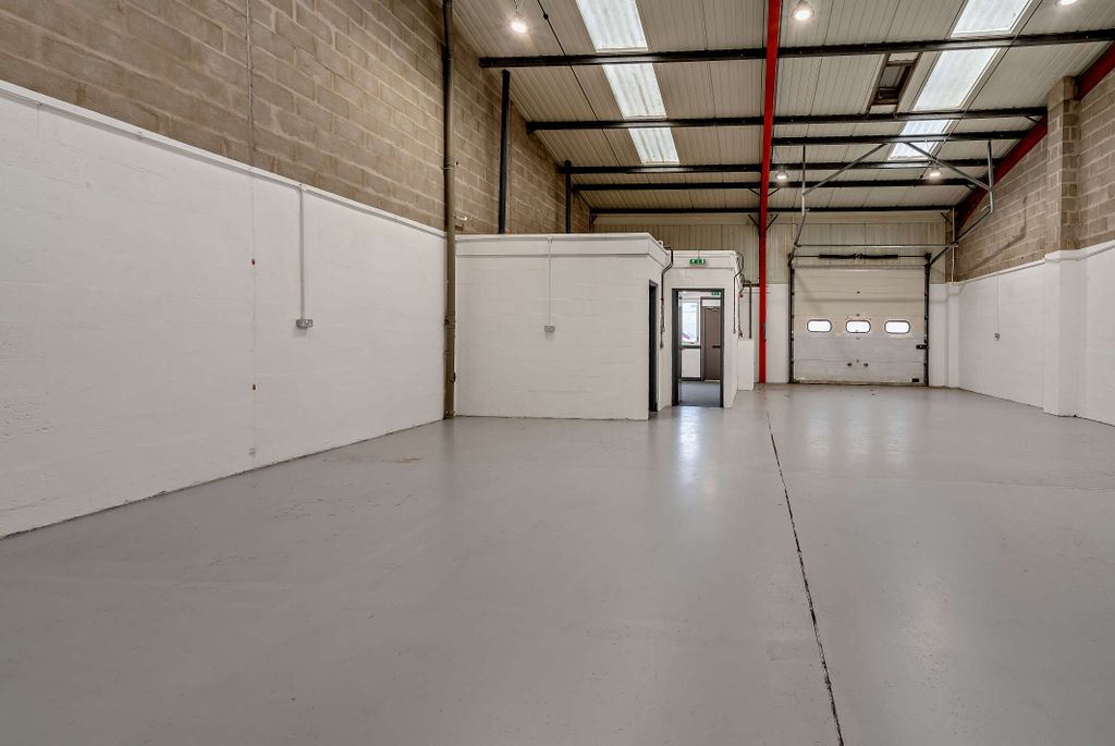 Property photo 3 of 18 8641829-Interior14-800