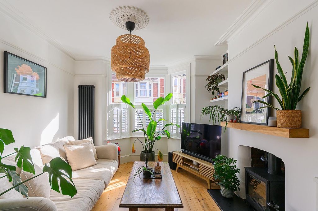 Property photo 1 of 34 2R5Rbn - Living Room E.Jpg