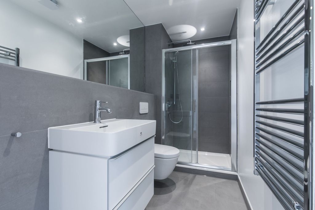 Property photo 2 of 9 Bathroom