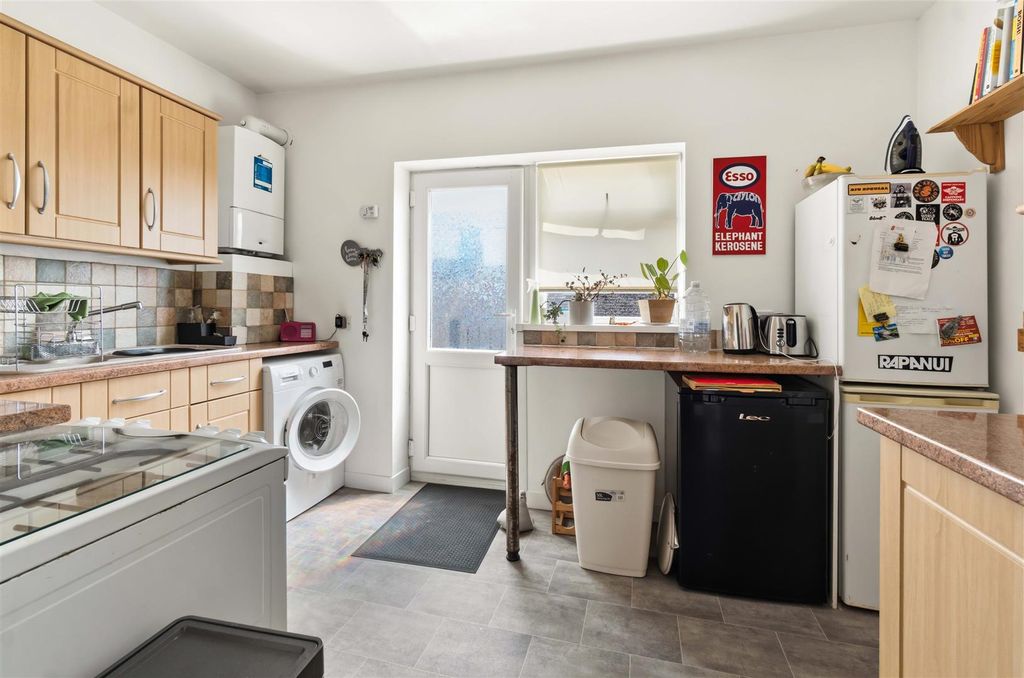 Property photo 3 of 8 Kitchen