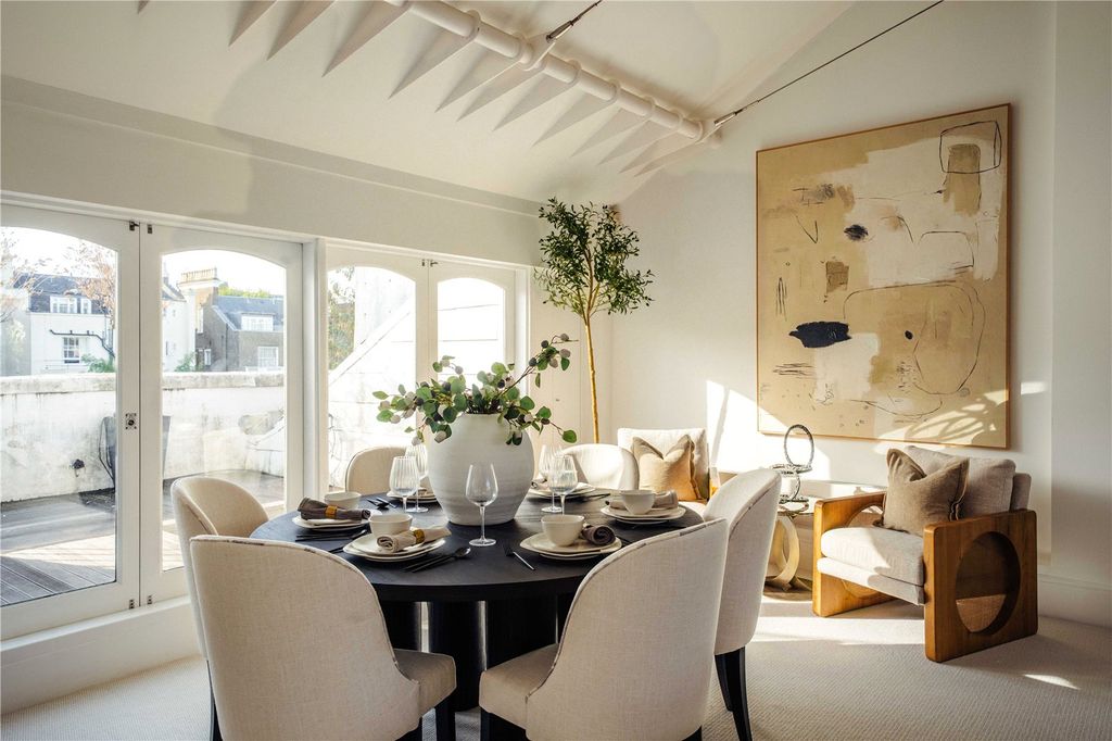 Property photo 3 of 11 Dining